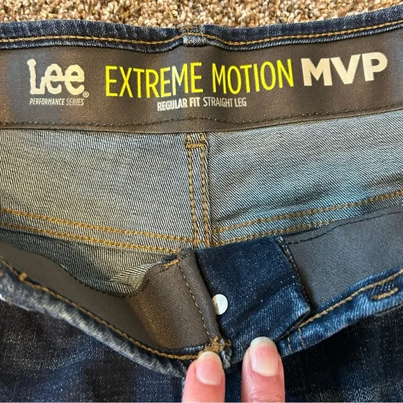 Mens Lee Extreme Motion MVP, Regular Fit Straight Leg, EUC, Dark Wash - Picture 10 of 13